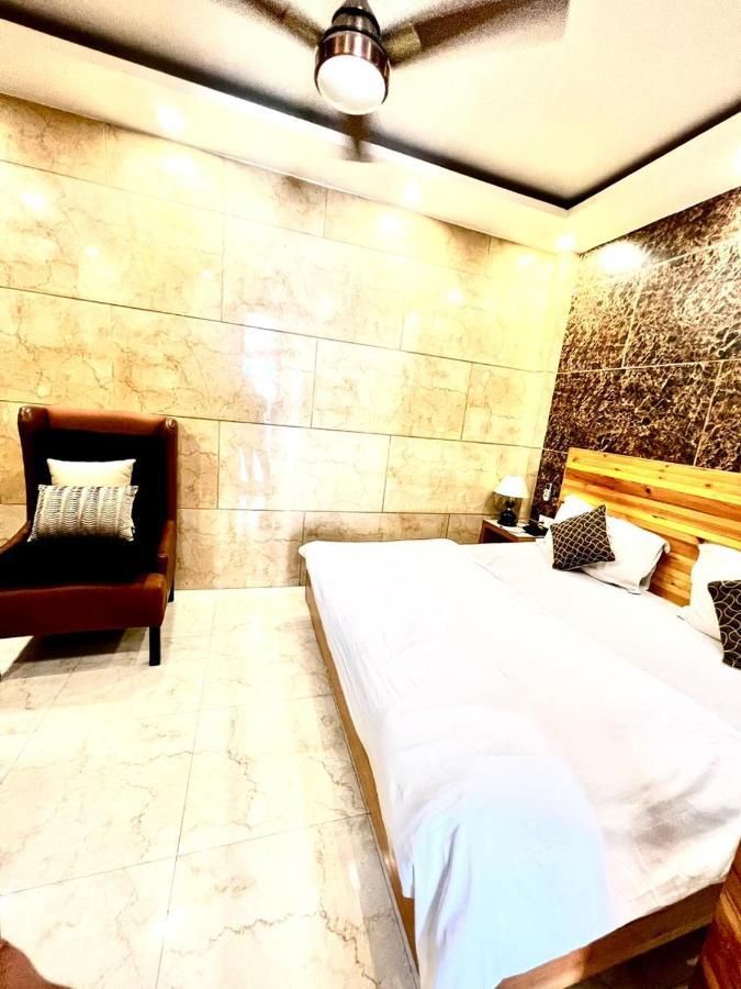Divine Studios Rajouri Garden Neu-Delhi Exterior foto