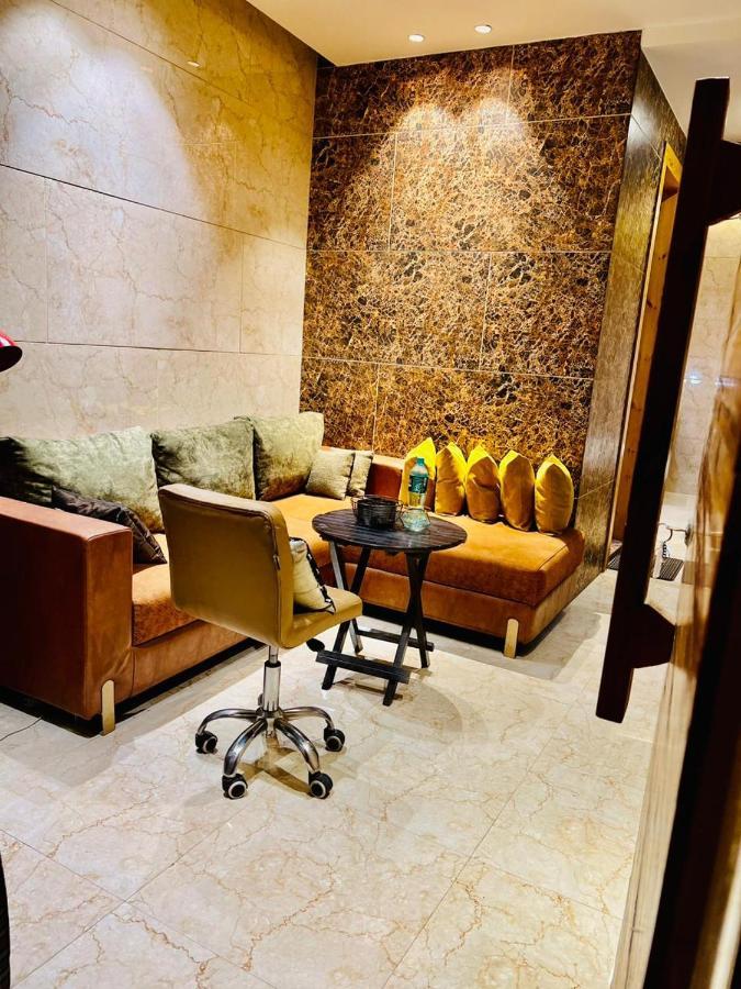 Divine Studios Rajouri Garden Neu-Delhi Exterior foto