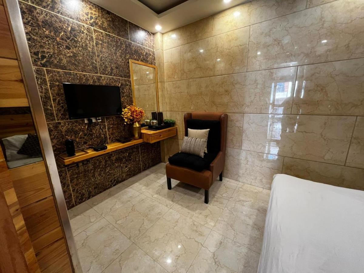 Divine Studios Rajouri Garden Neu-Delhi Exterior foto