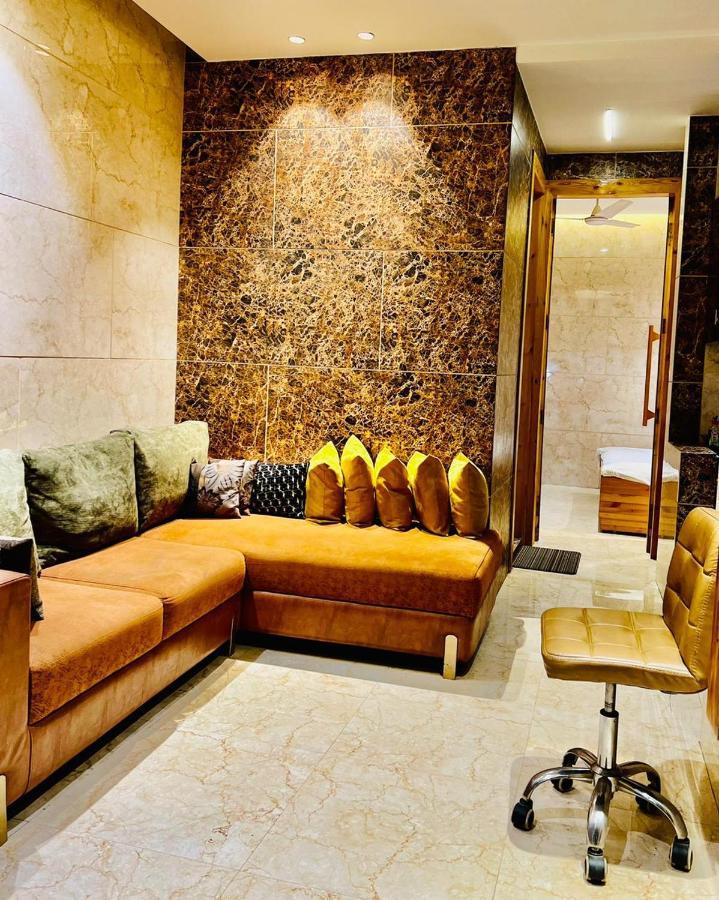 Divine Studios Rajouri Garden Neu-Delhi Exterior foto