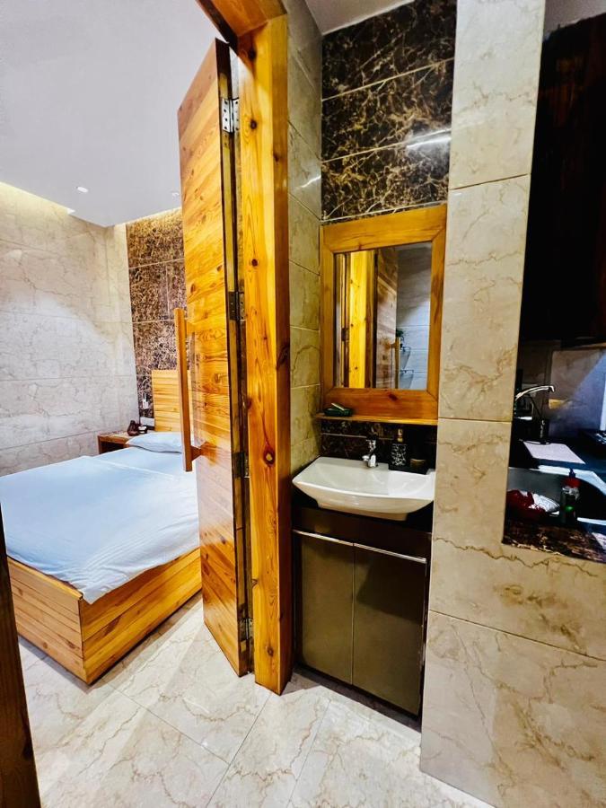 Divine Studios Rajouri Garden Neu-Delhi Exterior foto