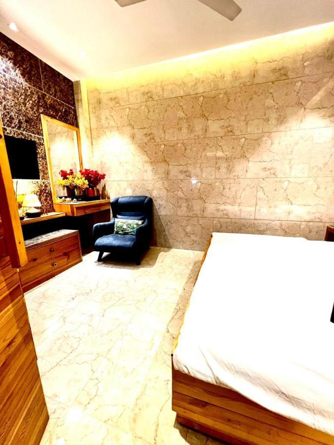 Divine Studios Rajouri Garden Neu-Delhi Exterior foto