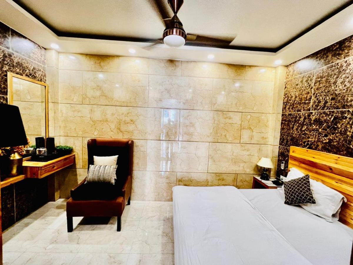 Divine Studios Rajouri Garden Neu-Delhi Exterior foto